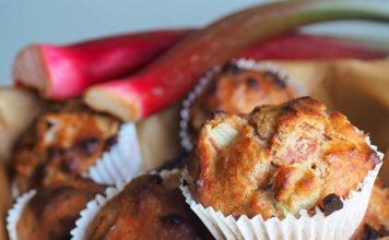 Ciasto drożdżowe z rabarbarem i czekoladą – sprawdź nasz pyszny przepis!