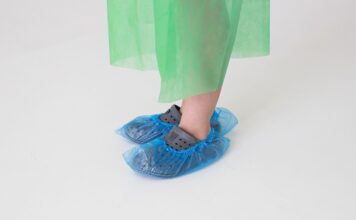 Foliowe osłony na buty – przed czym chronią? Foliowe osłony na buty