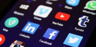 Do czego służy przycisk pod lusterkiem?