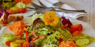 Czy ubiera się coś pod spodnie narciarskie?