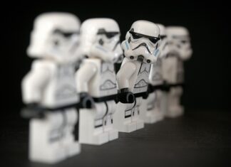 Czy policjant na służbie może zakrywać twarz?