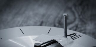 Jak przykleić lusterko zewnętrzne w samochodzie?