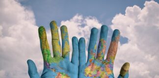 Skąd wiadomo gdzie na mapie znajduje się kierunek północny?