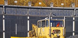 Czym można skleić folię w oczku wodnym?