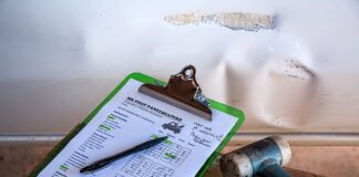 Czym wypełnić szczeliny w panelach winylowych?