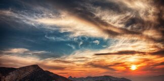 O której godzinie zapalają się latarnie?