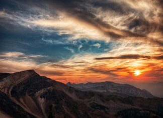 O której godzinie zapalają się latarnie?
