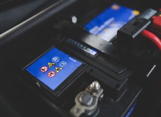 Czy można włożyć zwykła baterie do lampy solarnej?